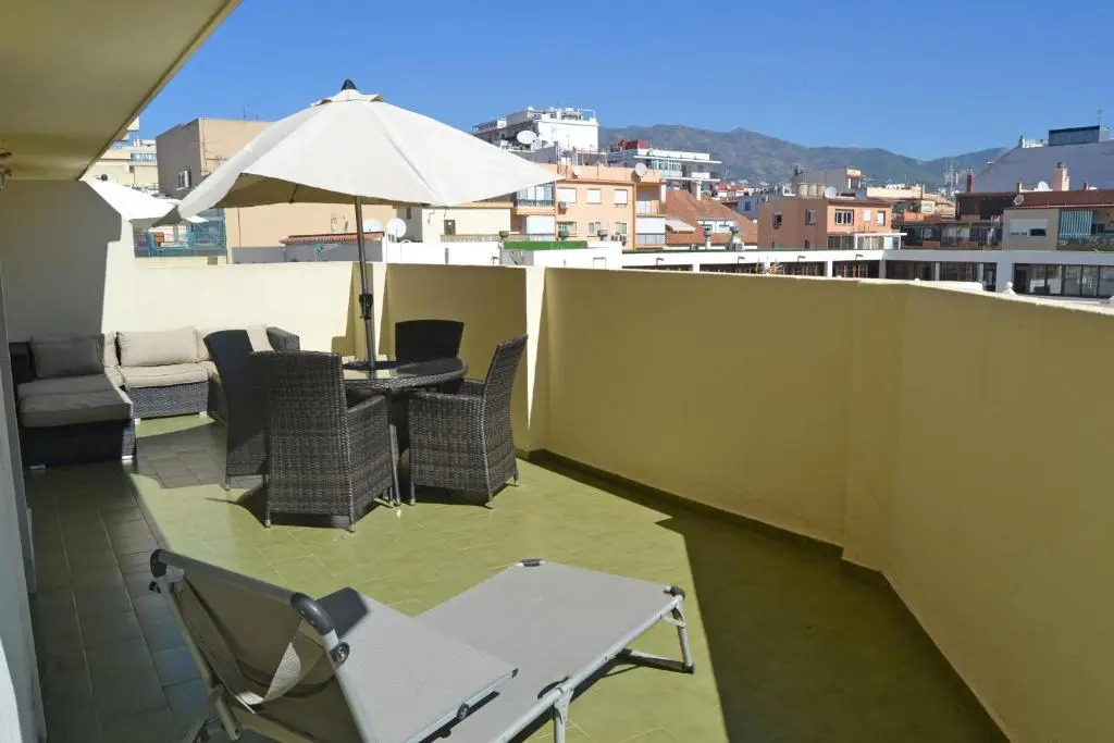 2 BEDROOM 2 BATHROOM APARTMENT in the heart of Fuengirola with big terrace and free parking space close to beach