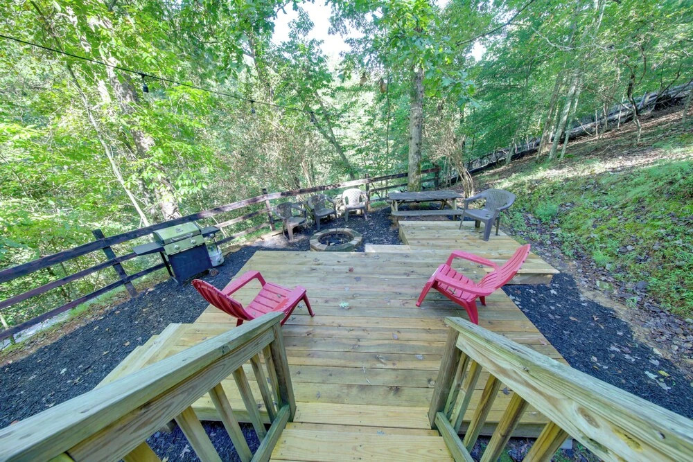 Pet-friendly Ellijay Cabin in the Woods on 1 Acre!