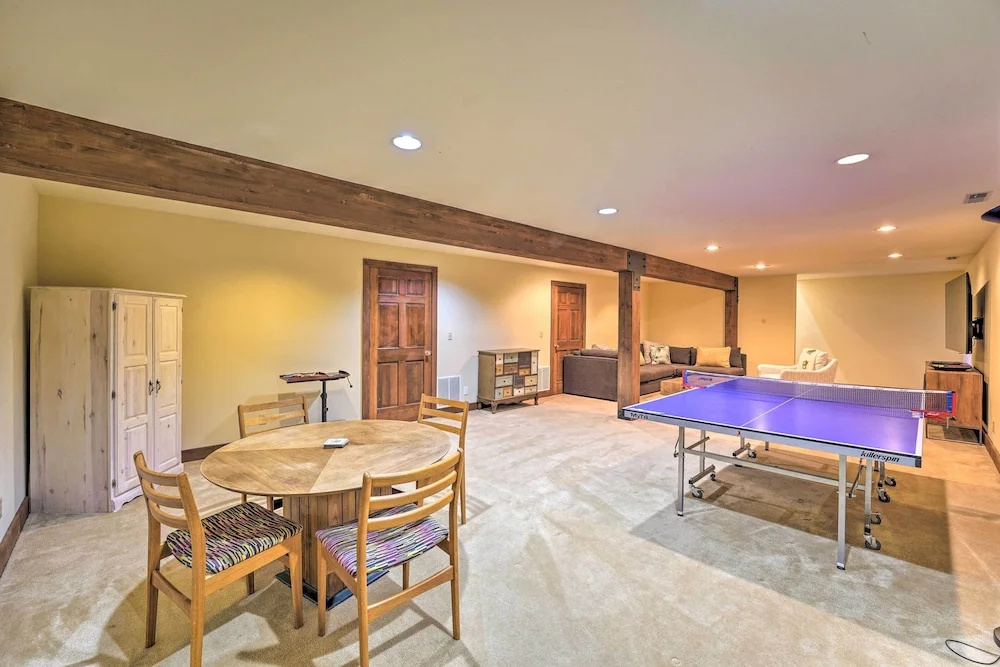 Unique Mountain Escape w/ 2 Decks < 2 Mi to Skiing