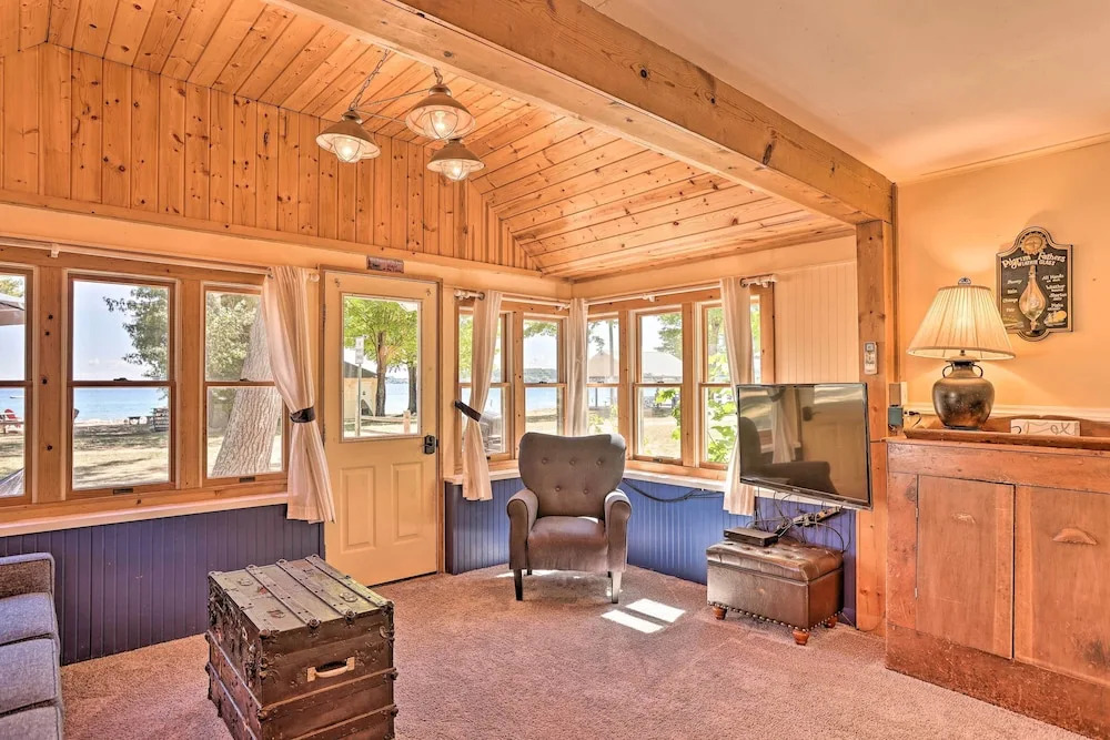 1/2 Mi to Dtwn Suttons Bay! Lakefront Cottage