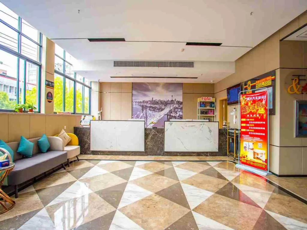 White Moonlight Hotel (Xishui Runda International Shopping Center)