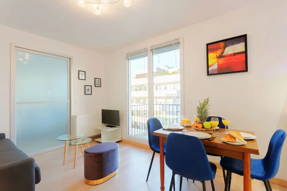 Eiffel Tower View Private Apartment