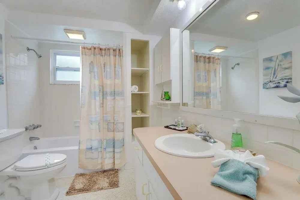 Englewood Home w Shared Pool & Screened Lanai