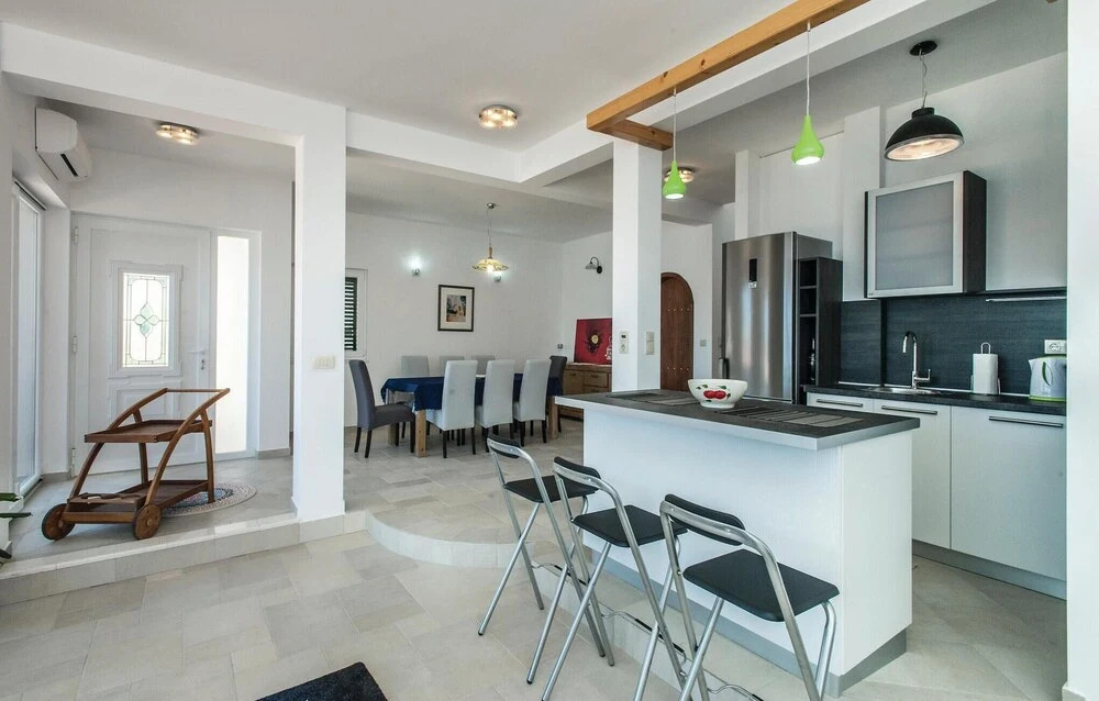 Awesome Home In Sevid