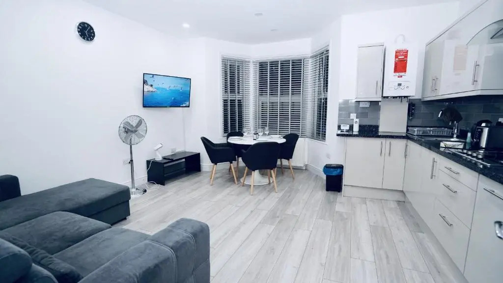 Luxury Apt Close To Ilford Station - Free Parking