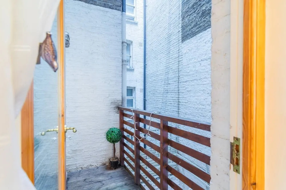Charming 2 Bed Home In West Kensington Fits 4