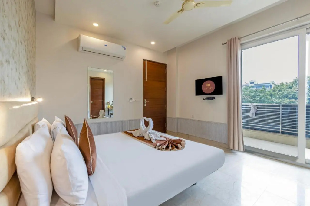Aadat Hotel Subhash Chowk Gurgaon