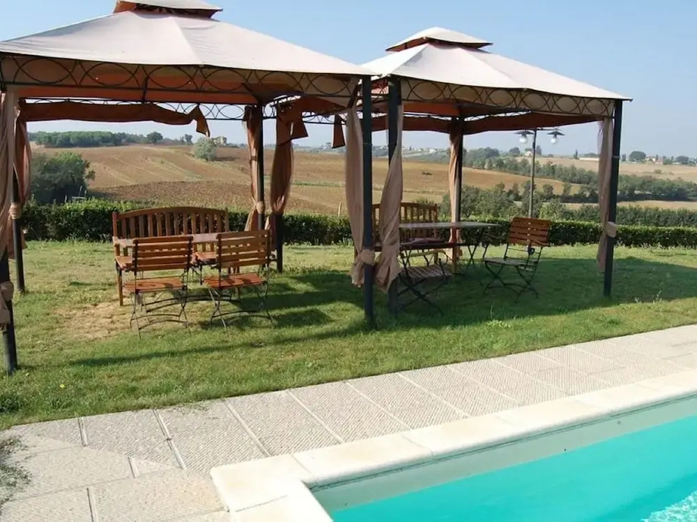 Lago di Chiusi Villa with Pool