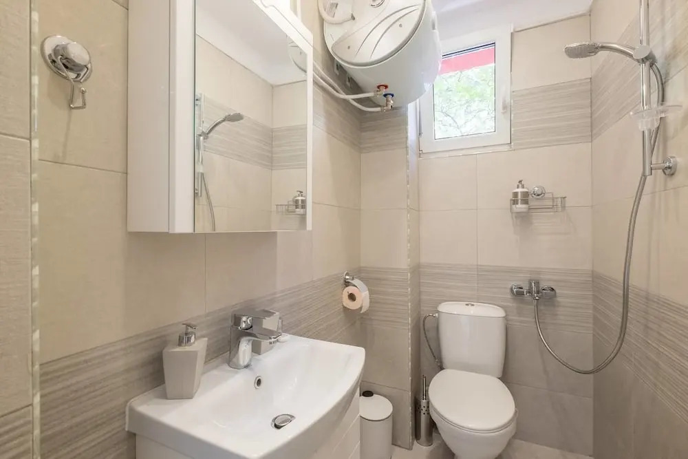 POP UP - Colourful One Bedroom Flat - TOP CENTER