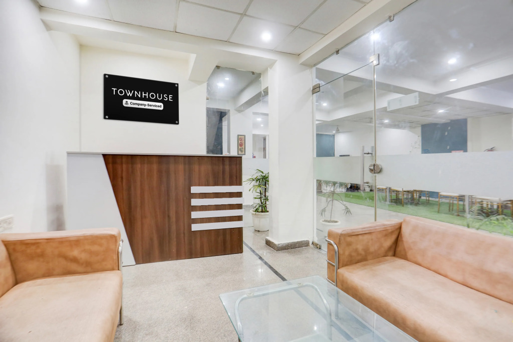 Super Townhouse Subhash Chowk Near Medanta Hospital Formerly L B Residency