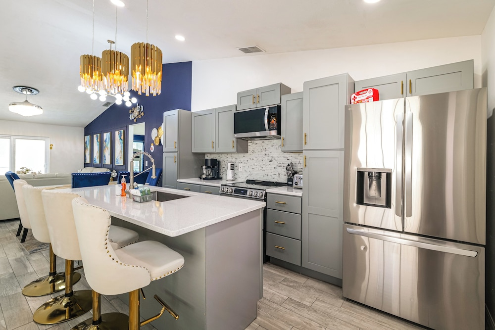 5 Mi to Disney: Renovated Group Getaway, Game Room
