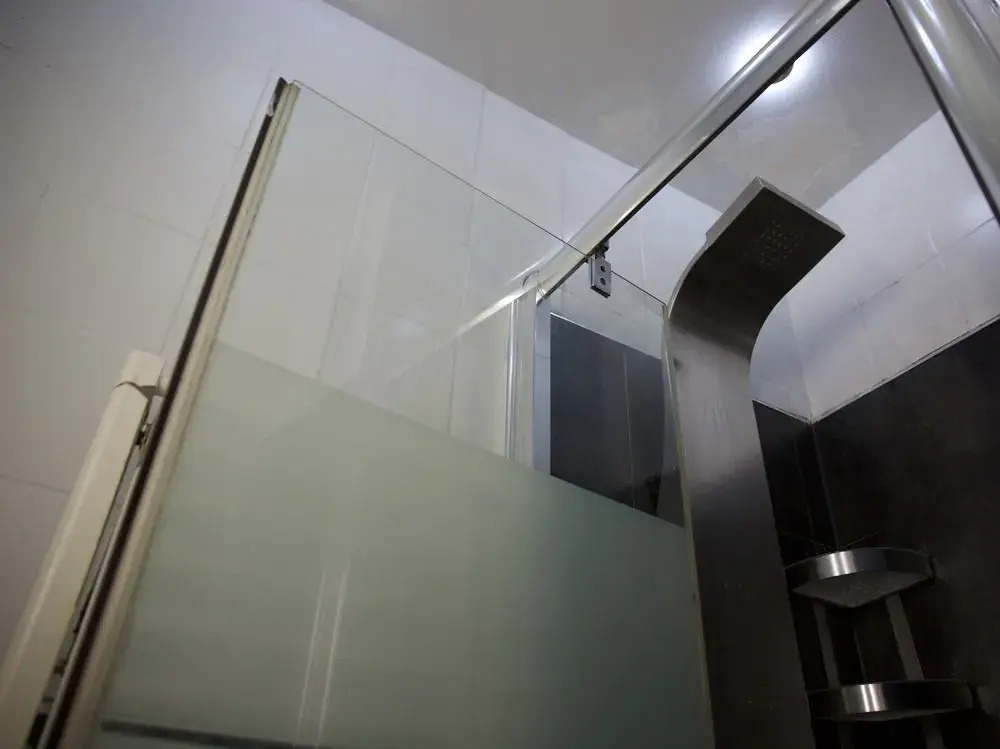 Montmartre Apartments Leo Ferre