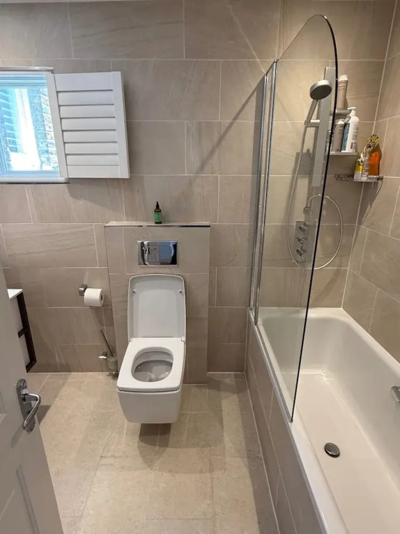 5 Bed House - Sleeps 8 - Pets - Parking - Wifi