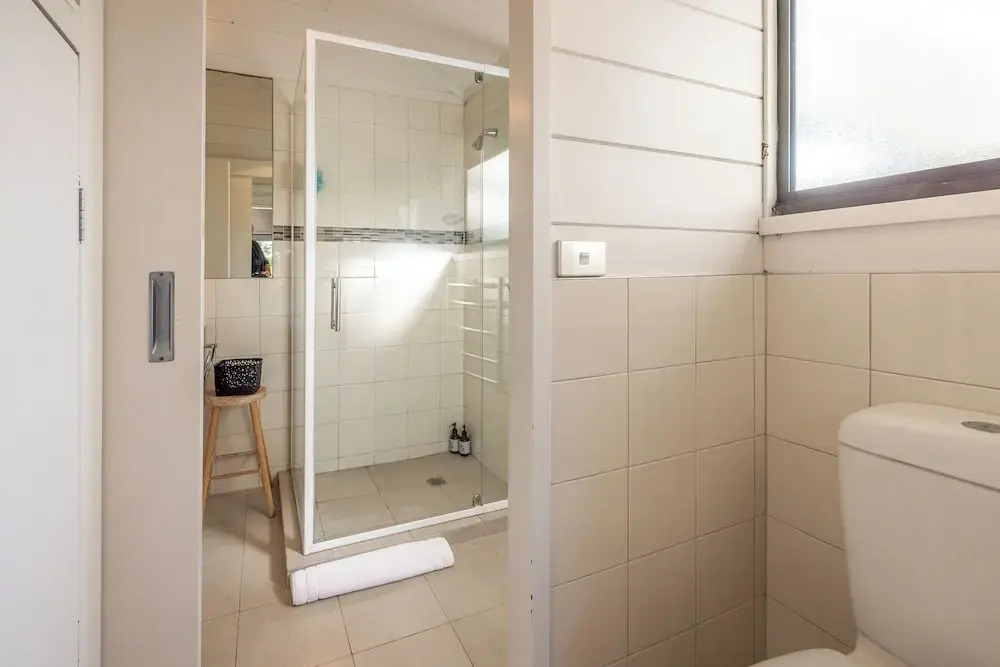Matai Cottage in Oneroa with Sea Views