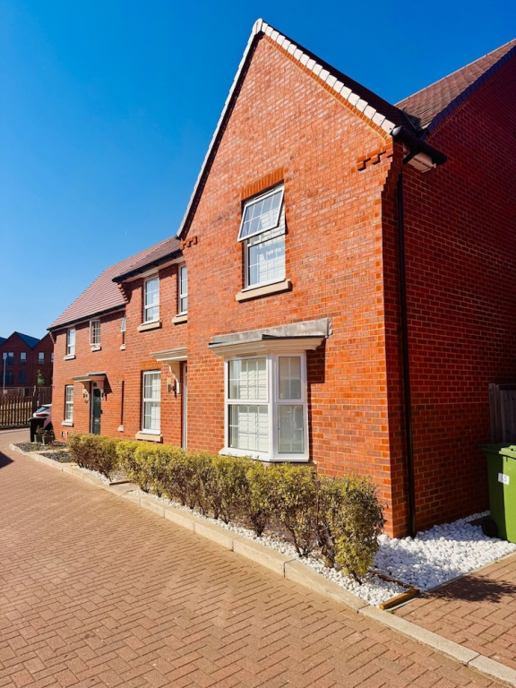 Grand 4-bed House in Ebbsfleet Valley, Garden & Parking Space