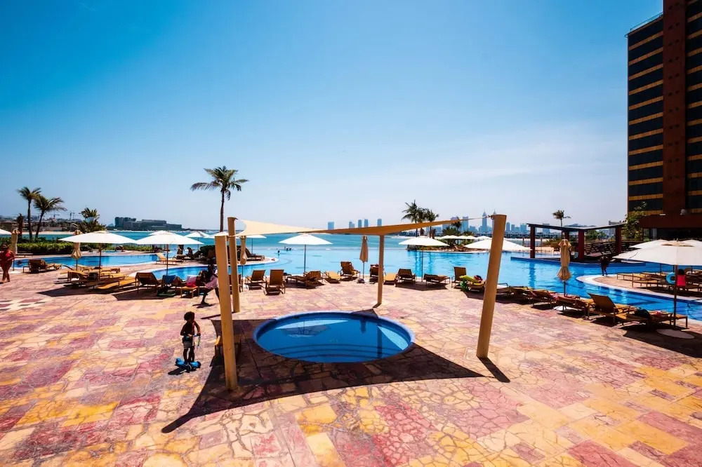 Bright Beachfront Apt w Wow Factor on The Palm
