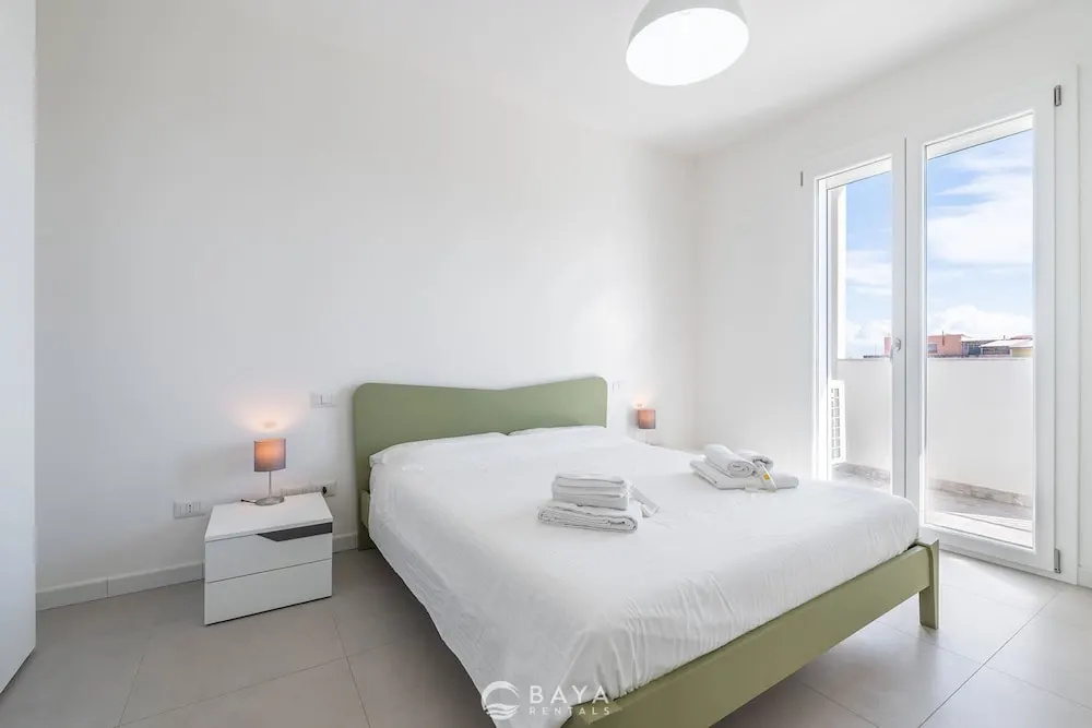 Modern Bright 2BR Retreat With Balcony