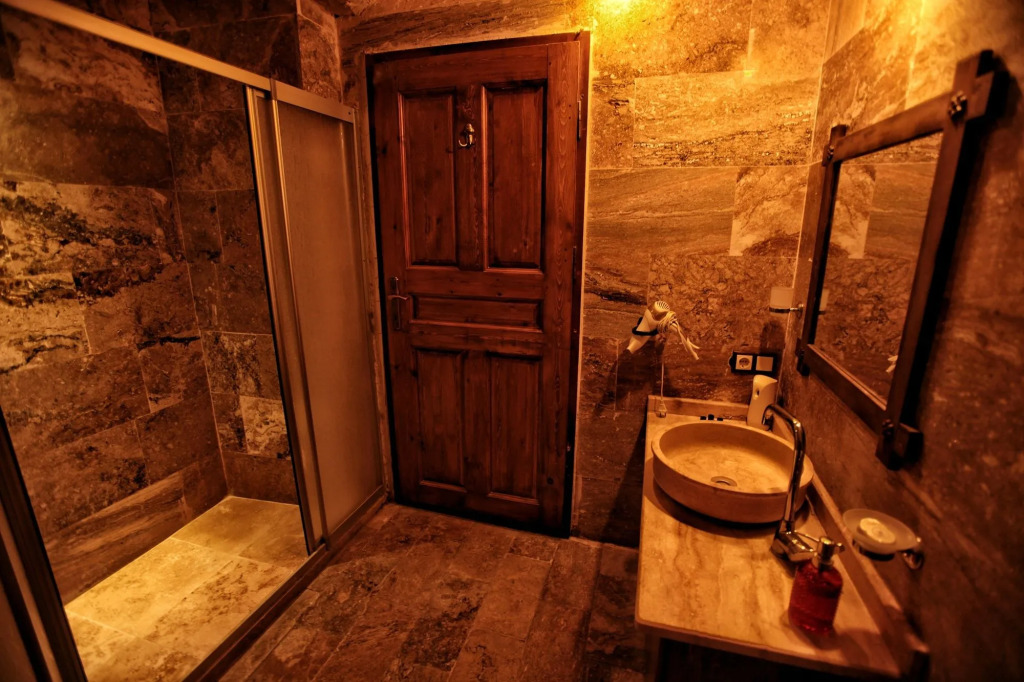 Emit Sakura Cave Hotel