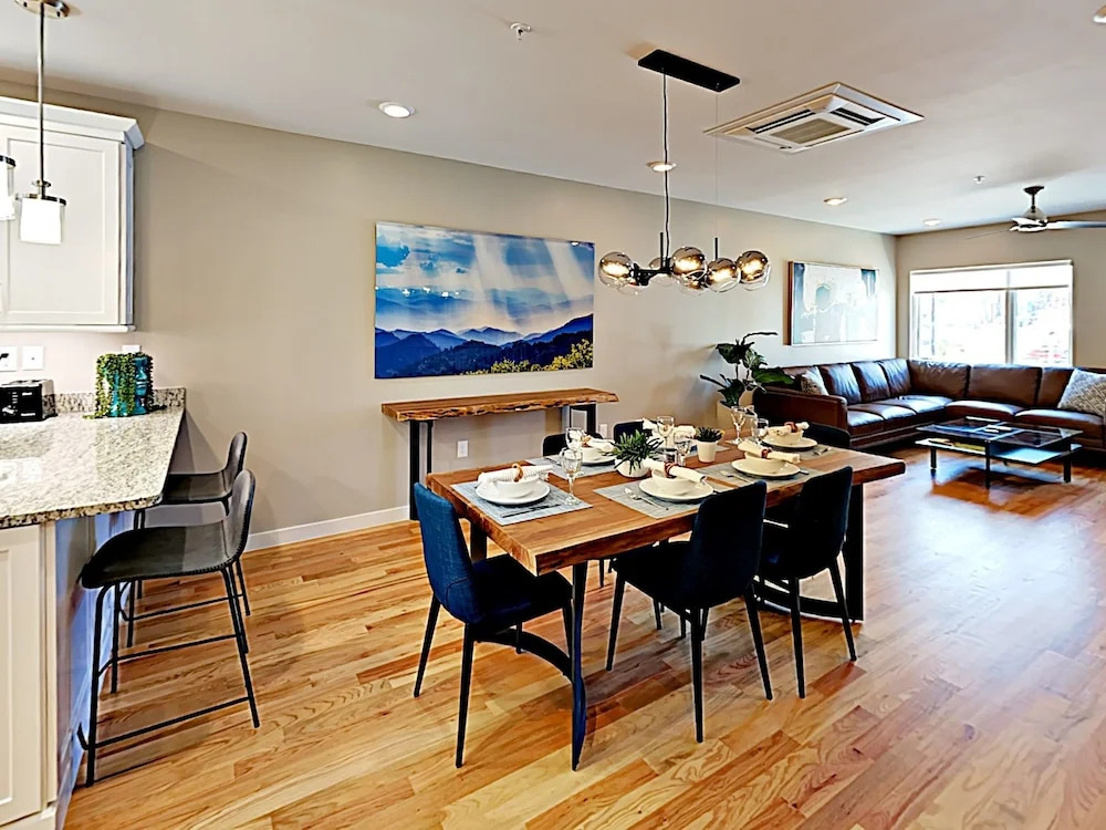 New 4-story Townhome 2 Bedrooms 2.5 Bathrooms Townhouse
