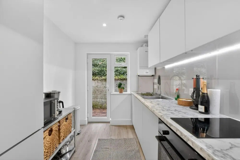 Madeira 2BR Garden Retreat in Bromley With Street Parking