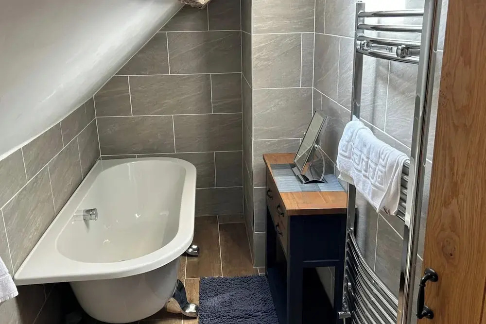 Farmhouse - Sleeps 6 - Near Alton Towers - Parking