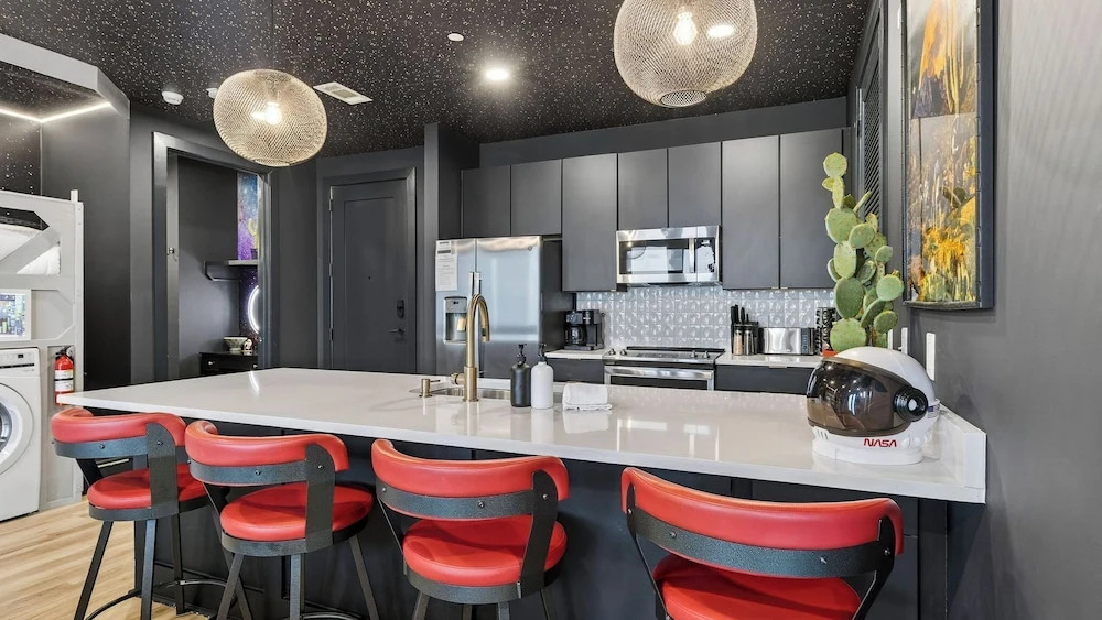 Cosmic Cowboy by Avantstay Design-forward Condo + Near Broadway, Coffee Shops and Breweries