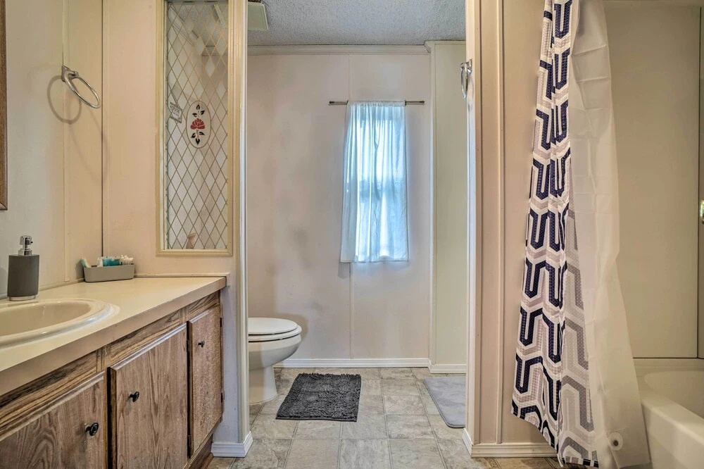 Charming Grants Pass Home w/ Large Backyard!