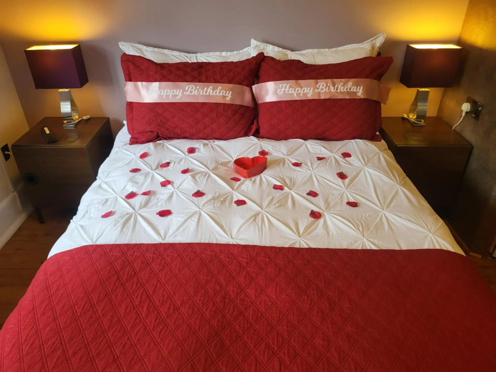 Little Robin Gate - Free Parking & Wifi - Central - 10 min Walk to Train Station - Ensuite Rooms