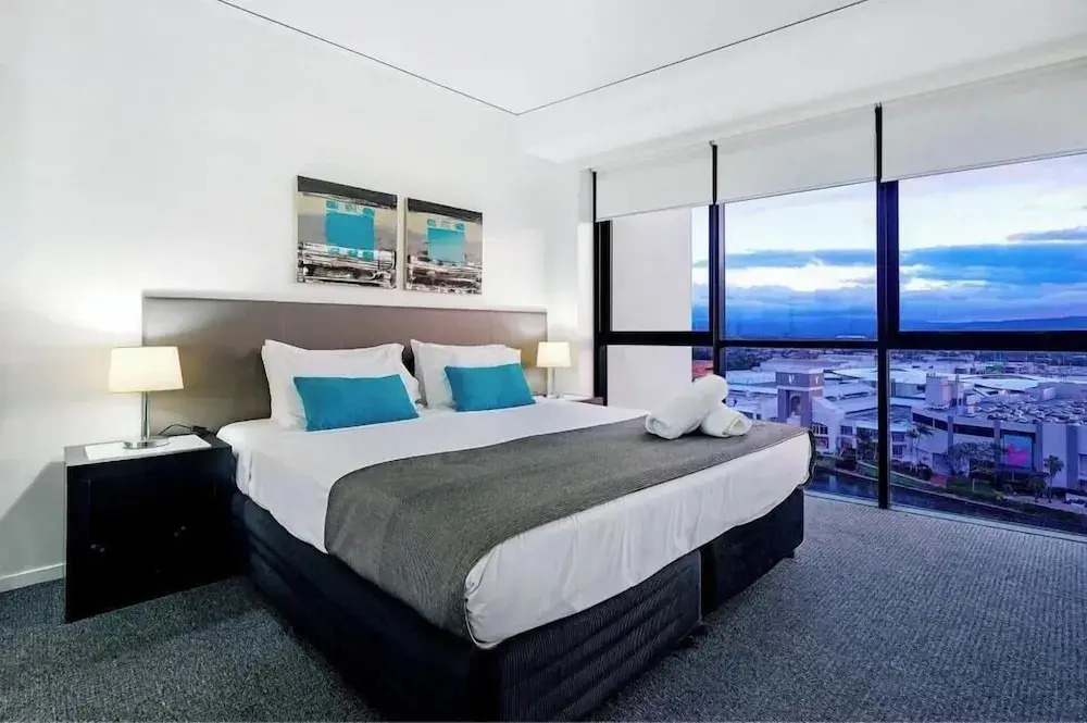 Broadbeach Skyline 3 Bedroom Retreat