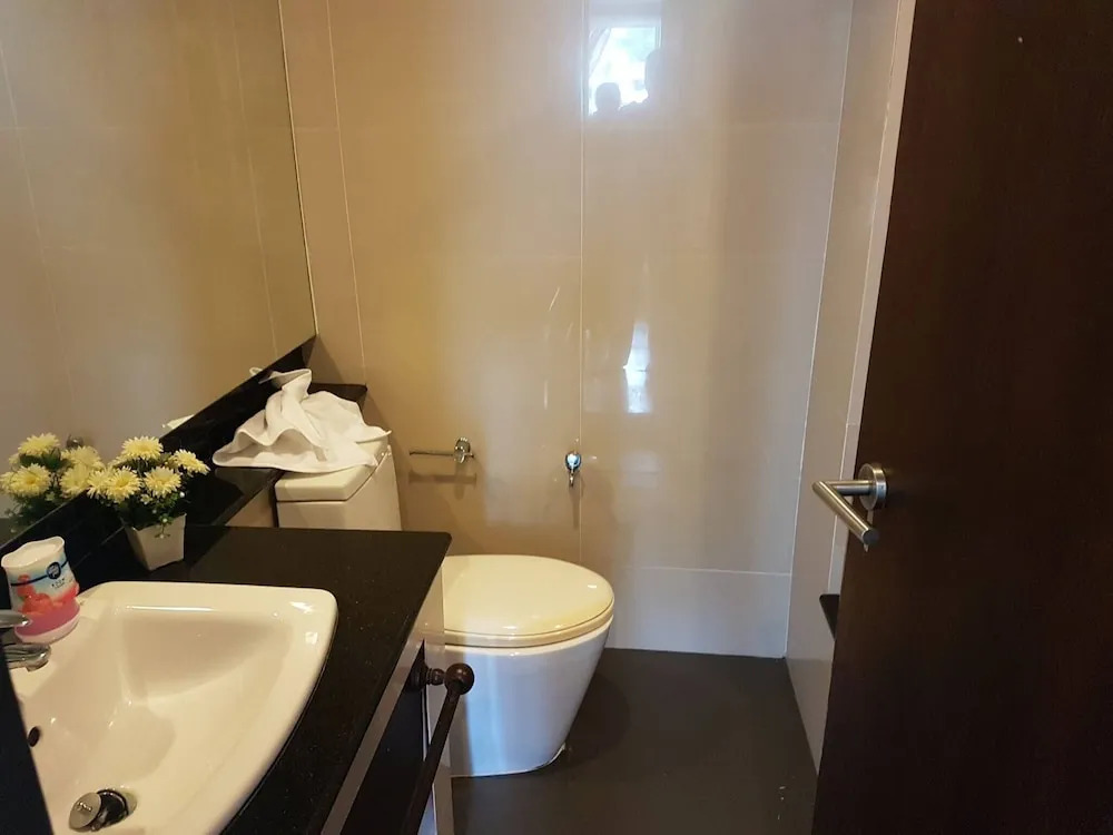 Kris - Modern Spacious 2 Bedrooms Condo with Pool