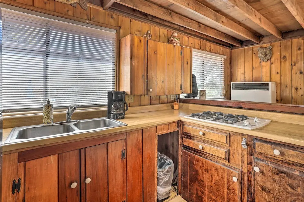 Quiet Big Bear City Cabin w/ Loft: 5 Mi to Village