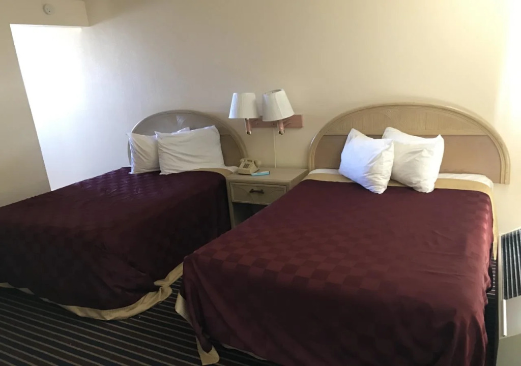 Colonial Motel