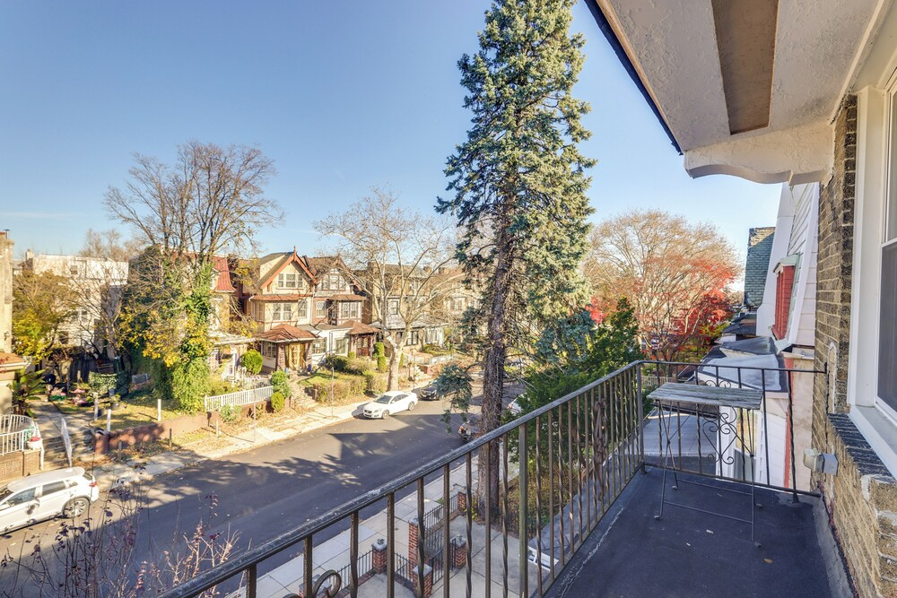 Pet Friendly! 3-story Home Near Lincoln Financial