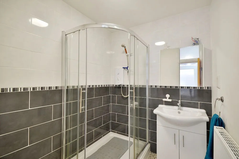 Brightwater Ground Floor Apartment up to 6 Guests
