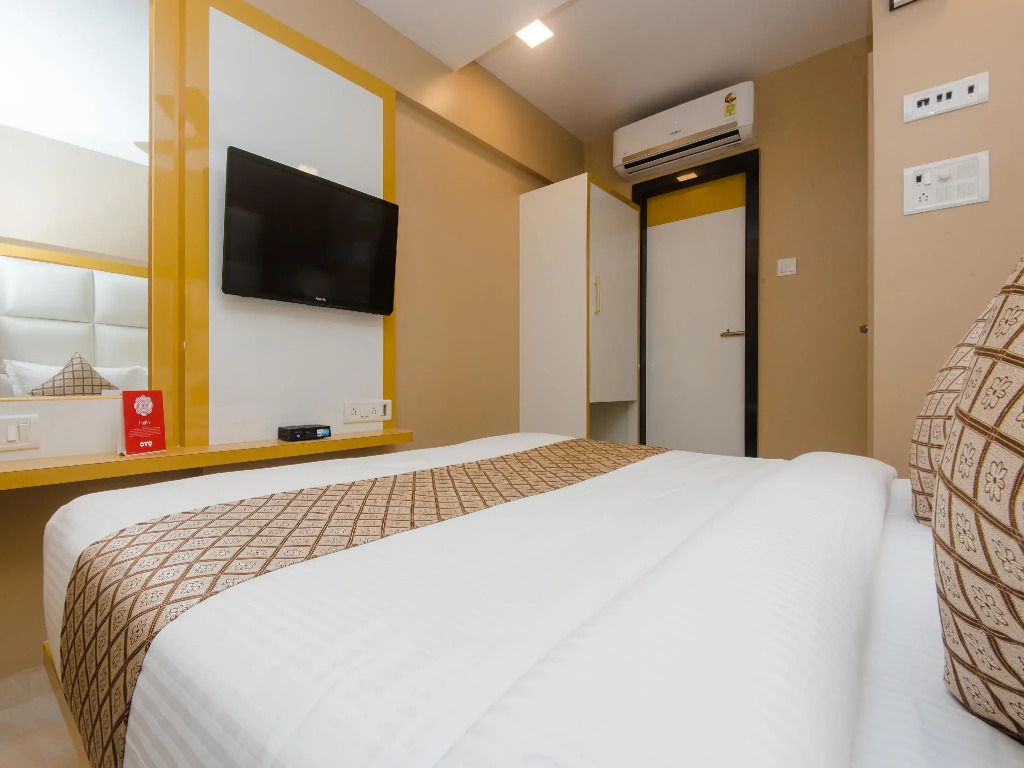 Hotel Classio Inn - Near Kokilaben Hospital, Andheri West Mumbai