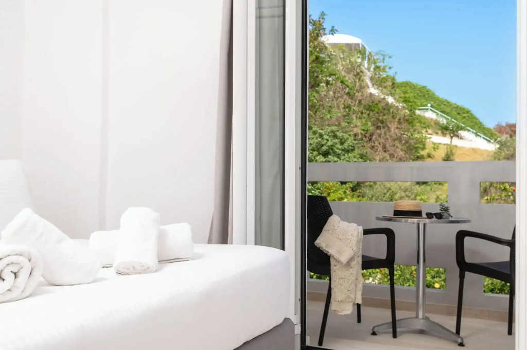 Thelèsi Apartments, 100m from the beach