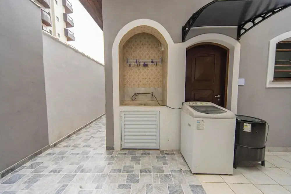 Casa com Piscina e Churrasqueira a 220 m da Praia