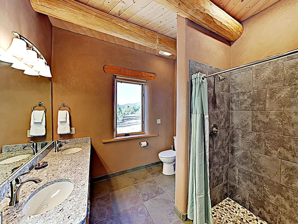 All-New Desert Hideaway: Mountain Views & Hot Tub home