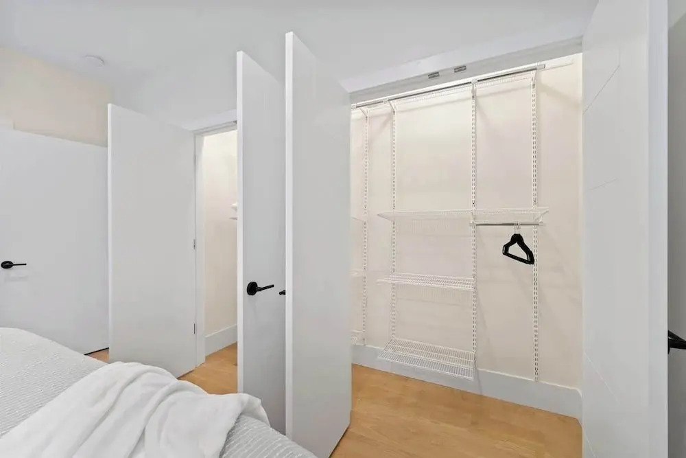 New Bright Condo Sleeping 8 by United Center