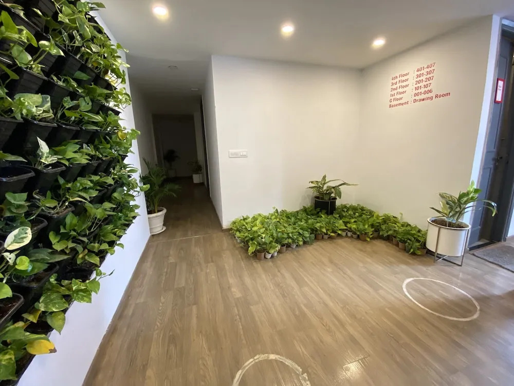 BK Studio And Rooms Near Huda City Centre