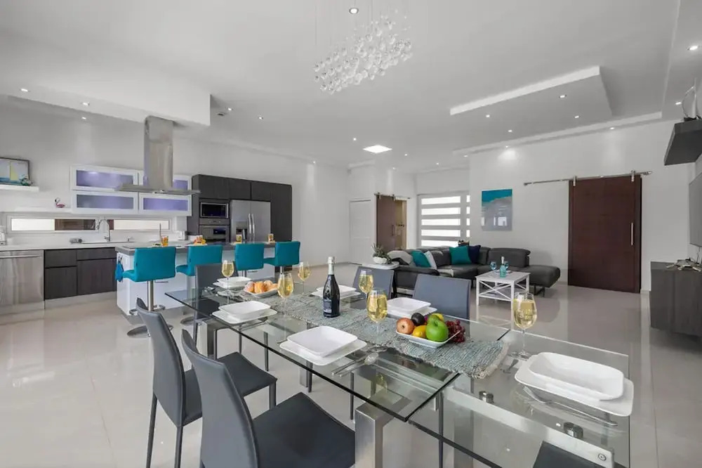 Modern Spacious 4br3ba w Pool Close to Beach