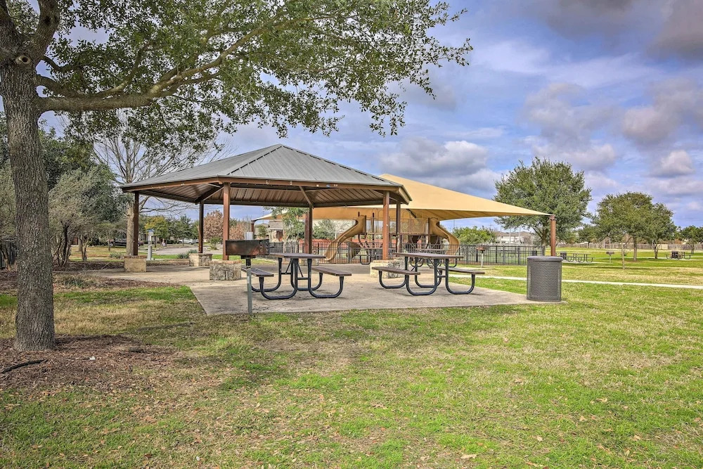 Near Seaworld! Modern Family Home w/ Pool Access