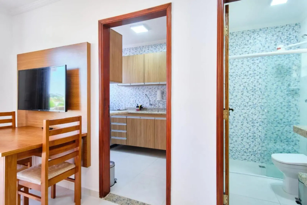 Apartamento com 02 dormitórios bem equipado com Ar condicionado - 100 metros da Praia