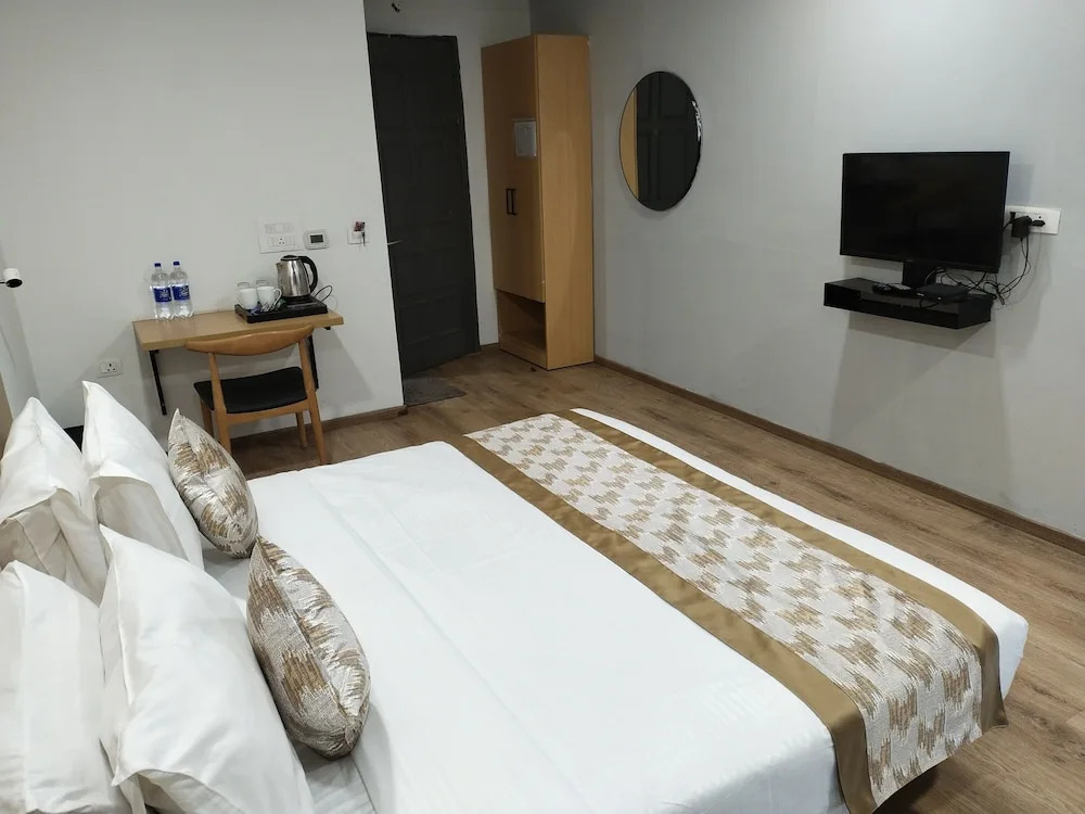 Lime Tree Hotel - Near Medanta Hospital