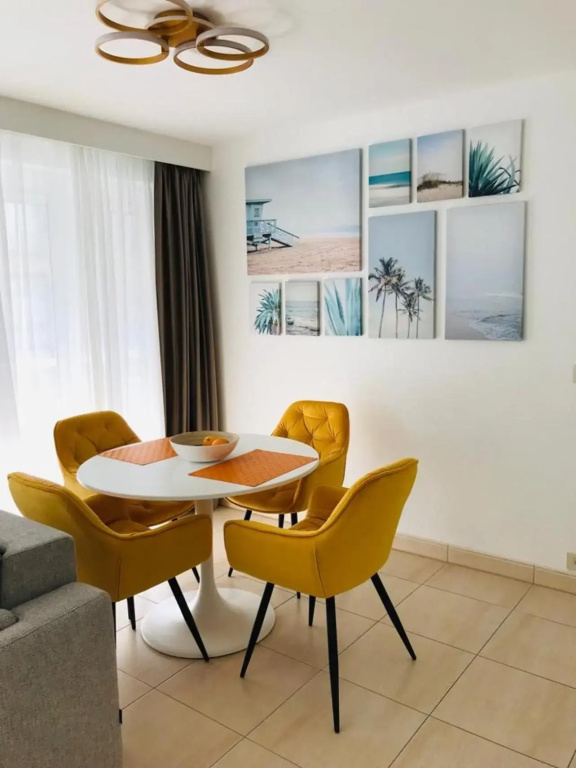 NDC apartment 5 meters from the beach with side sea view in the heart of Knokke