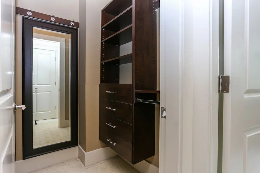 Grand 4 Bedroom Vacation House near Vancouver Downtown
