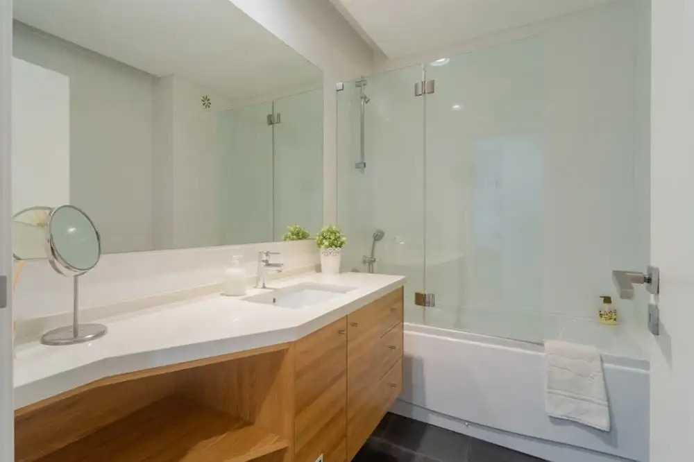 Spacious Lisbon Haven w Lift Garage