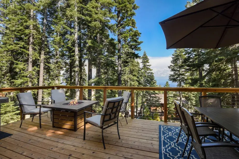 Snowshoe Cabin 3 Decks, BBQ & Hot Tub!