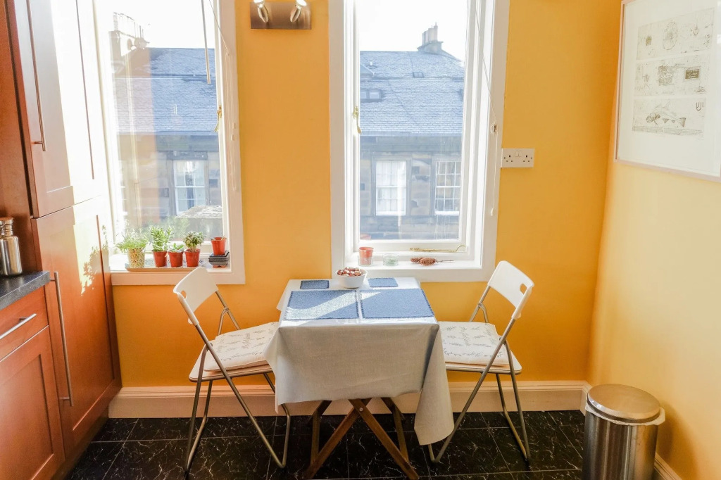 Sophisticated Edinburgh Apartment in City Centre