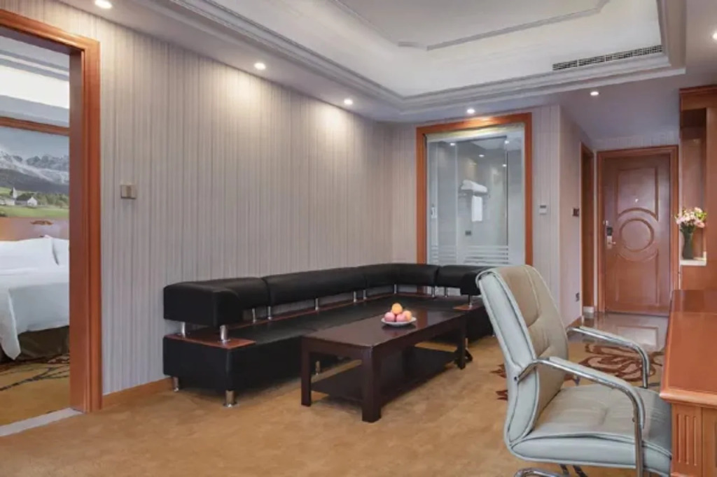 Vienna Hotel (Huizhou Boluo High Speed Rail Central Bus Station Hotel)